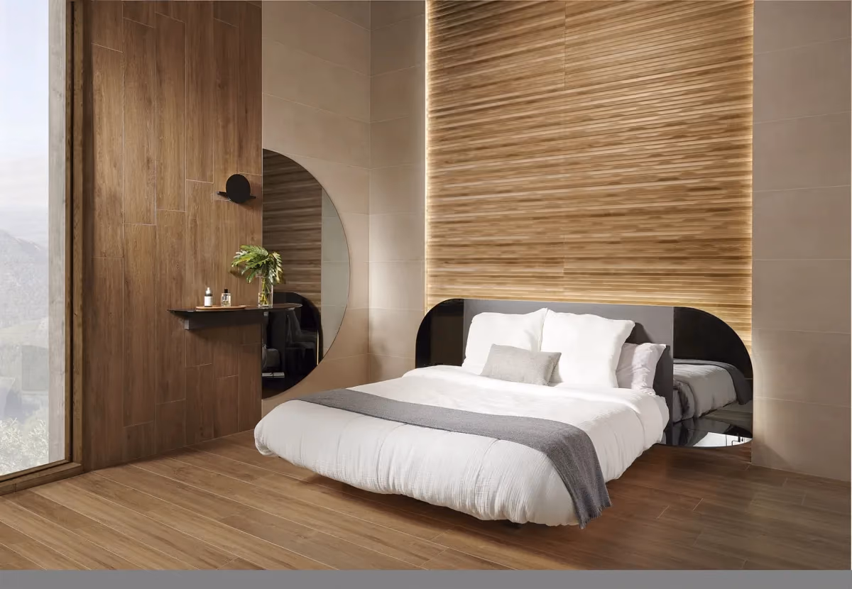 Quarto mobilado pela Wewood, com parede de ripado de madeira retroiluminada e cabeceira em espelho